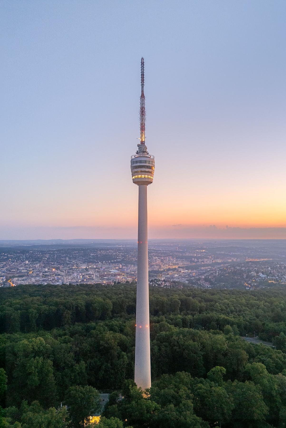 Fine-Art-Fotografie Fernsehturm Stuttgart zur blauen Stunde – Daniel Stauch